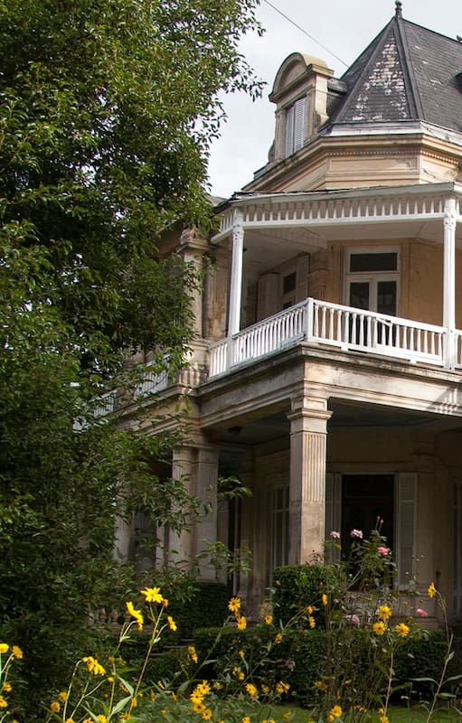 El castillo fue construido a toda pompa con estilo francés, tiene 24 habitaciones, pisos ingleses, un piano alemán, obras de arte y mobiliario original que perteneció a la familia de Carlos Guerrero