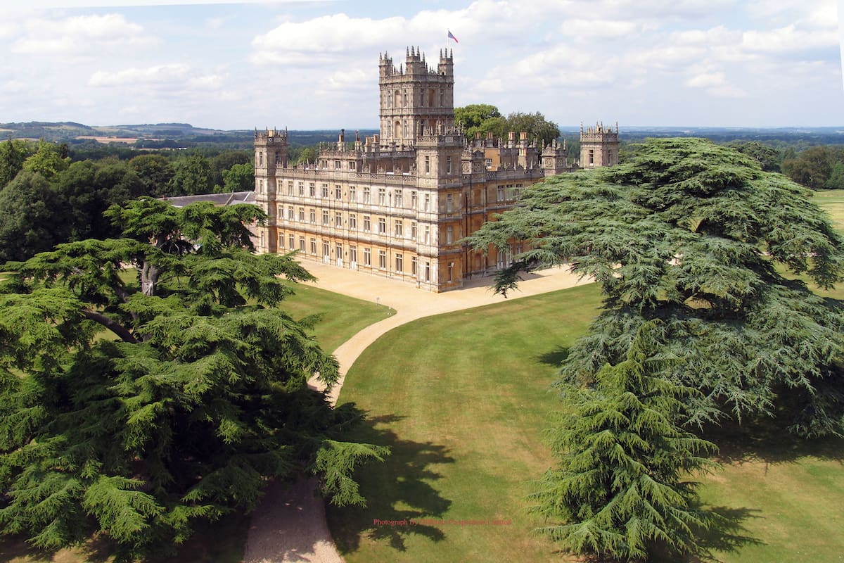 El castillo Highclere, que se usó de escenografía para la serie y para las películas Downtown Abbey, en la campiña inglesa está a dos horas de Londres