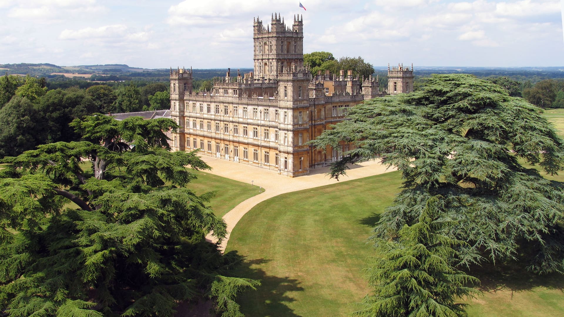 El castillo Highclere, que se usó de escenografía para la serie y para las películas Downtown Abbey, en la campiña inglesa está a dos horas de Londres