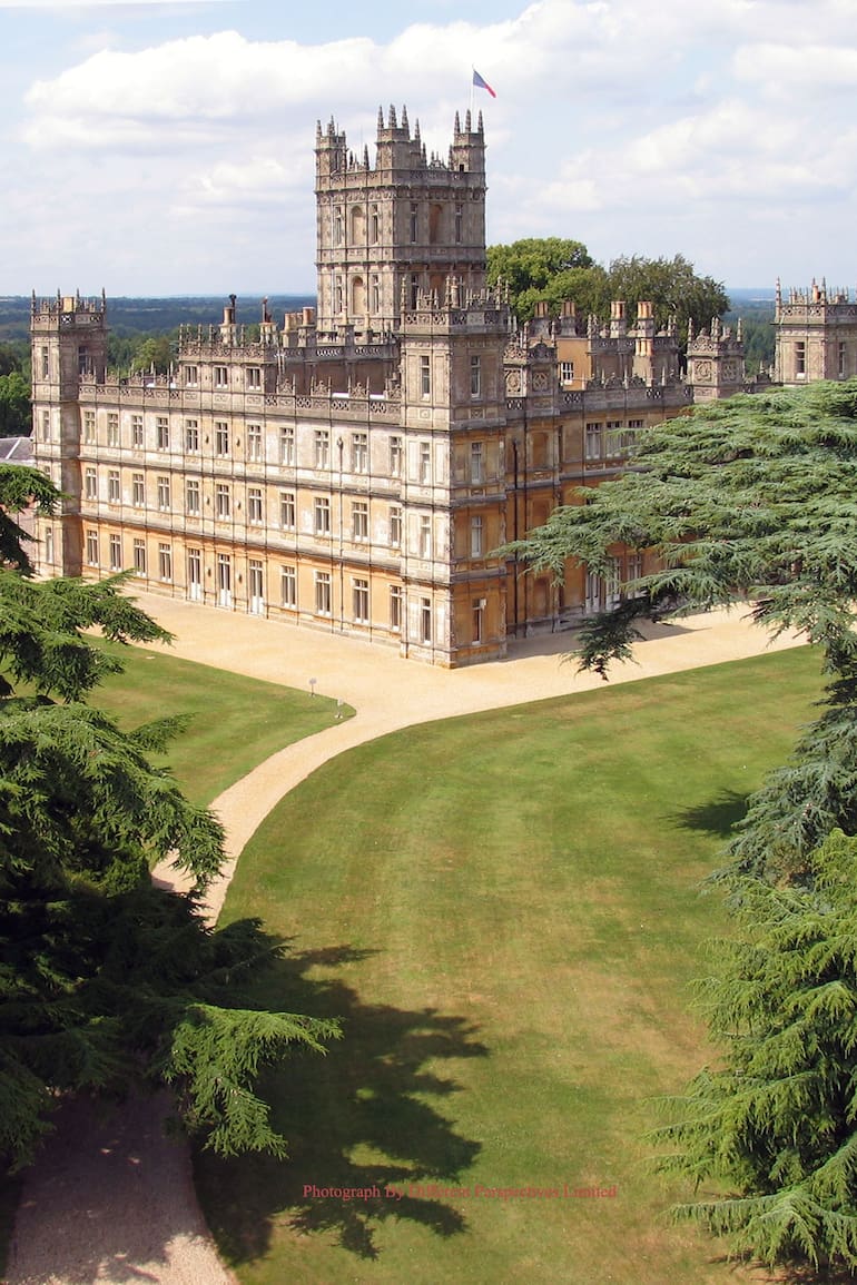 El castillo Highclere, que se usó de escenografía para la serie y para las películas Downtown Abbey, en la campiña inglesa está a dos horas de Londres