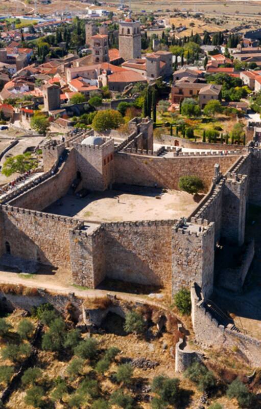 El Castillo o Alcazaba, baluarte defensivo que es escenario de películas.