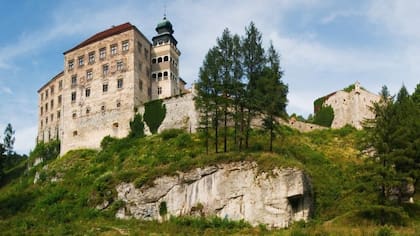 El Castillo Pieskowa Skala está en la orilla de Suloszowa