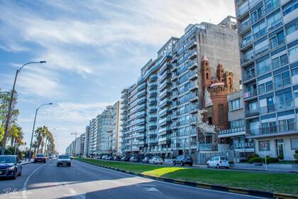 El Castillo Pistamiglio, característico entre edificios de cara a la rambla uruguaya