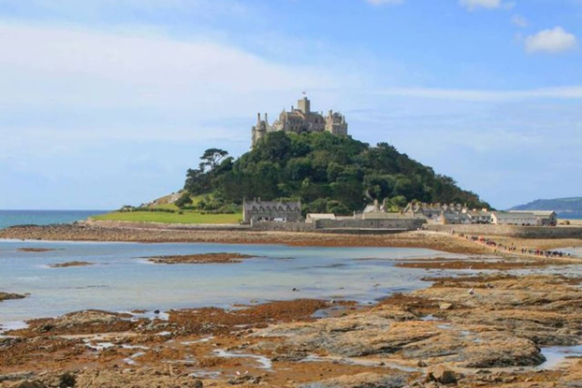 El castillo se ubica en una pequeña isla al suroeste de Inglaterra.