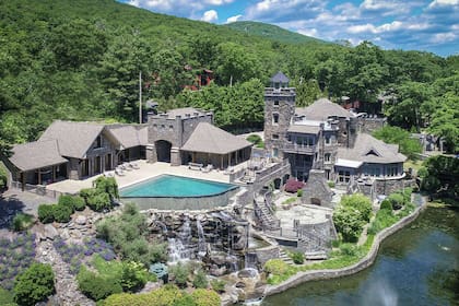 El Castillo Tiedemann se encuentra frente al lago Greenwood.
