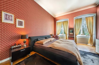 El castillo tiene 50 habitaciones y tiene 2500 metros cuadrados