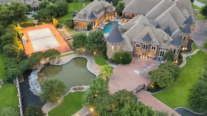 El castillo tiene una cancha de deportes, una sala de vinos, un teatro, un gimnasio, habitaciones exclusivas para invitados y una suite principal con acceso en ascensor (FullPackageMedia)