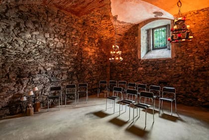 El castillo tiene una capilla y un calabozo como espacios particulares que remiten a su pasado