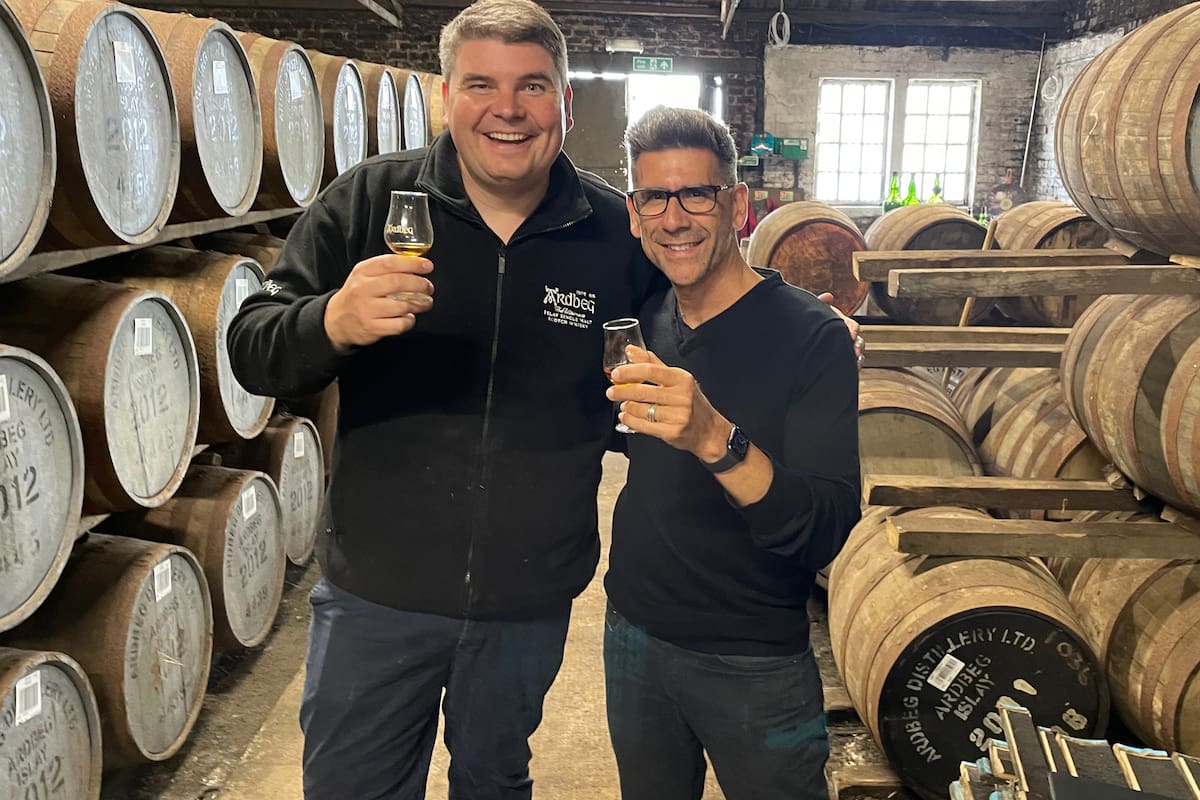 El Catador Itinerante (Pablo Goldbarg, con lentes), en la destilería Ardbeg, de Islay, Escocia, junto a Colin Gordon (Distillery Manager).