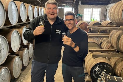 El Catador Itinerante (Pablo Goldbarg, con lentes), en la destilería Ardbeg, de Islay, Escocia, junto a Colin Gordon (Distillery Manager).