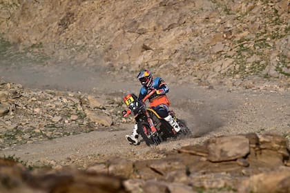 El catalán Edgar Canet y un inicio perfecto en el Rally Dakar 2026: ganó el Prólogo en la pista y la Etapa 1, tras la sanción a Ross Branch
