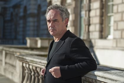 El catalán que revolucionó el mundo de la cocina con su restaurante elBulli ahora lidera un laboratorio en el que sigue explorando las combinaciones posibles entre vanguardia y alimentos; de Picasso a Messi, los modelos a seguir