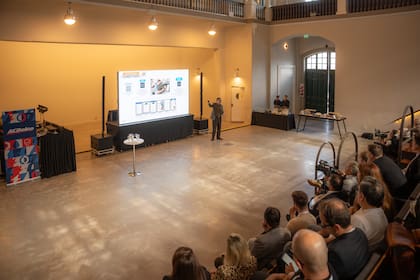 El catálogo inicial incluye más de 300 productos, con planes de expansión sobre una base regional que ya supera las 20.000 piezas