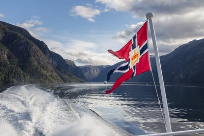El catamarán que navega por el Sognefjord.