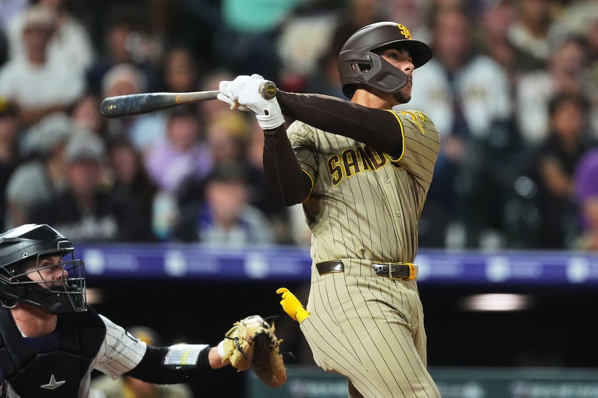 El catcher de los Padres de San Diego Ethan Salas observa su jonrón de dos carreras en la quinta ent