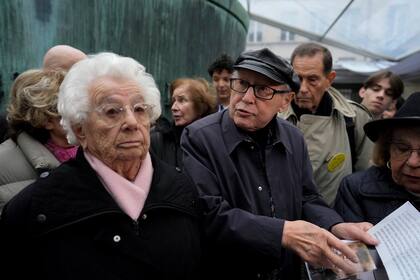 El cazador de nazis franceses Serge Klarsfeld y la sobreviviente al campo de concentración Auschwitz Esther Senot asisten a una reunión en el memorial del Holocausto en París, el sábado 18 de noviembre de 2023. (AP Foto/Thibault Camus)