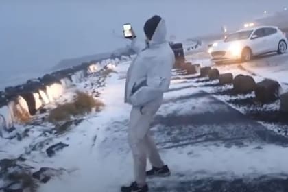 El cazador de tormentas Muhammed Kizilkaya graba el paso de una "bomba meteorológica" en Islandia