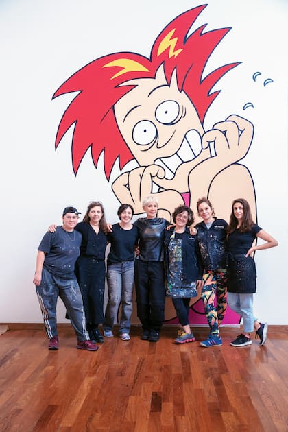 El CCK inauguró la primera exposición retrospectiva de su obra, que abarca cinco salas, aquí Maitena y parte del equipo de muralistas que hizo posible Las mujeres de mi vida, la muestra que se puede visitar hasta marzo