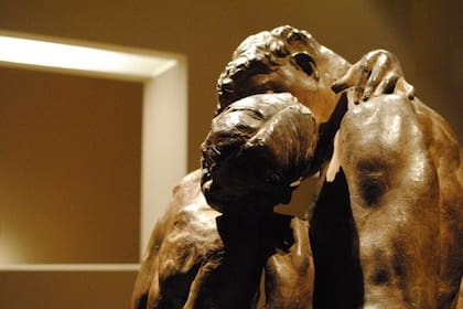 El célebre beso de Rodin, en el Museo Nacional de Bellas Artes