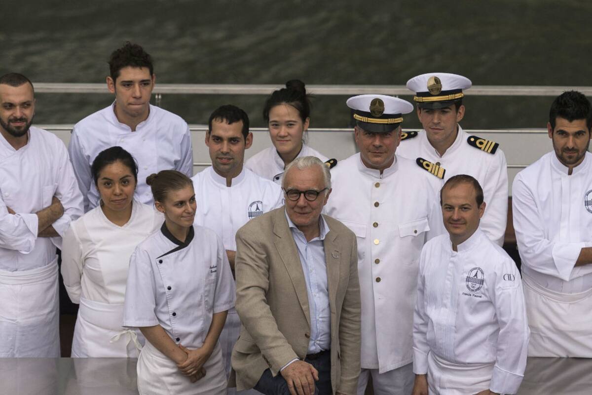 El célebre chef francés Alain Ducasse cambia de paisaje y traslada su cocina a un barco amarrado frente a la Torre Eiffel