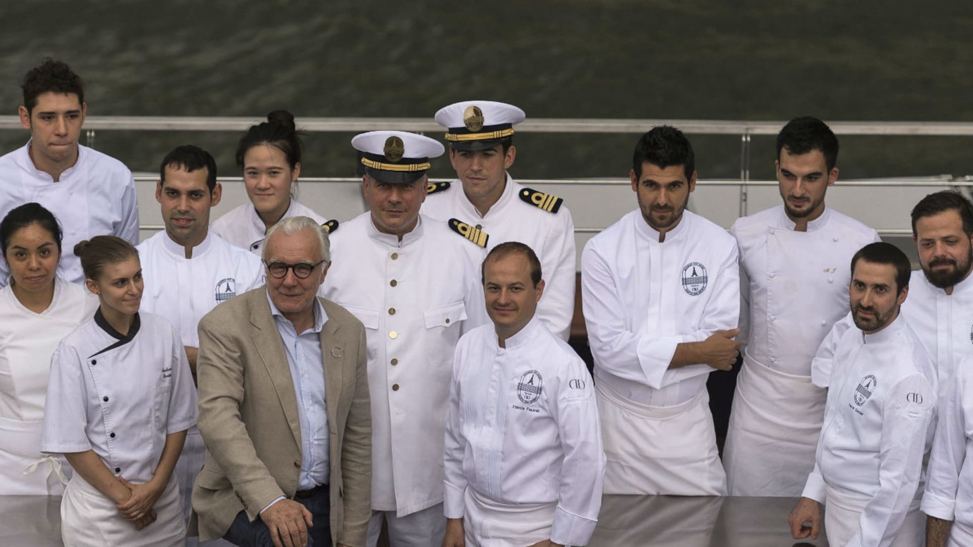 El célebre chef francés Alain Ducasse cambia de paisaje y traslada su cocina a un barco amarrado frente a la Torre Eiffel
