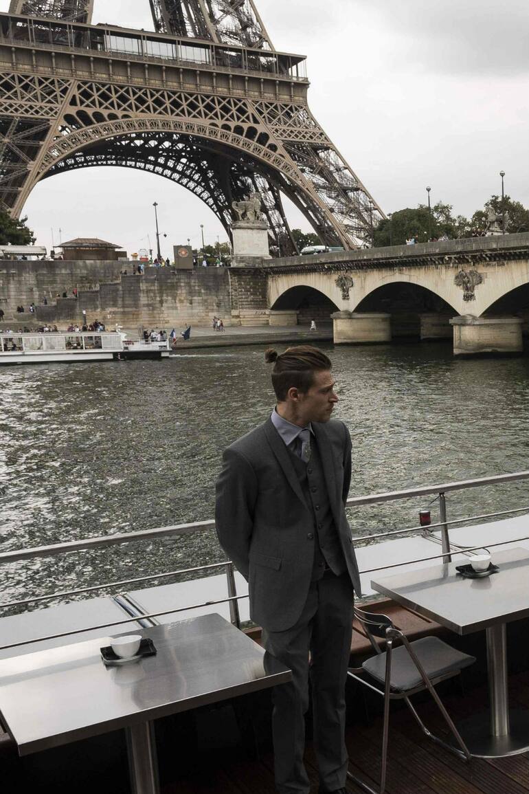 El célebre chef francés Alain Ducasse cambia de paisaje y traslada su cocina a un barco amarrado frente a la Torre Eiffel