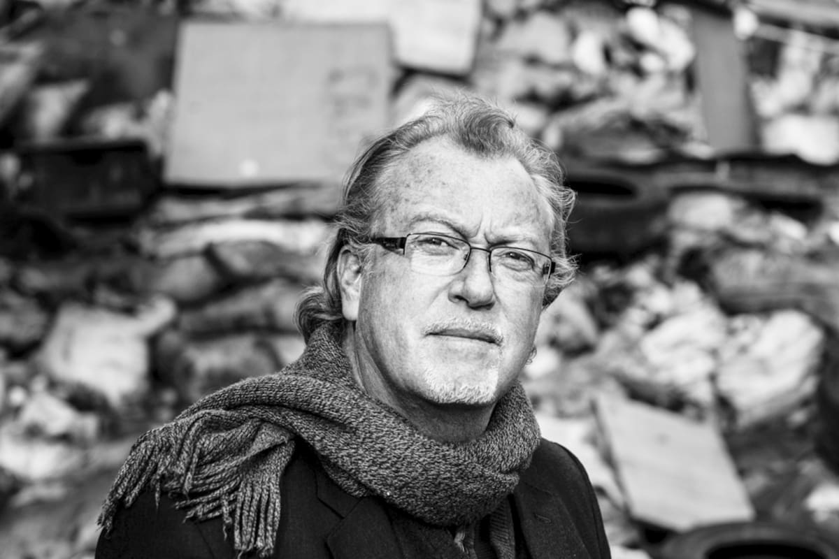 El célebre periodista estadounidense cuenta su proceso de investigación del conflicto entre las FARC y el Estado colombiano y analiza, a dos años del acuerdo de paz, el proceso de conversión de la guerrilla, en campamentos custodiados por la ONU, aislados todavía de las ciudades