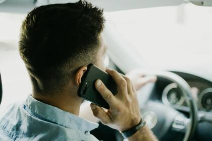 El celular es el principal elemento distractor. En 2007, el 4,1% de los conductores lo usaban mientras manejaban; en 2020, el 17,2%
