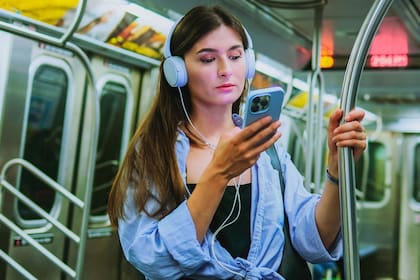 El celular monopoliza cada vez más la atención de la gente