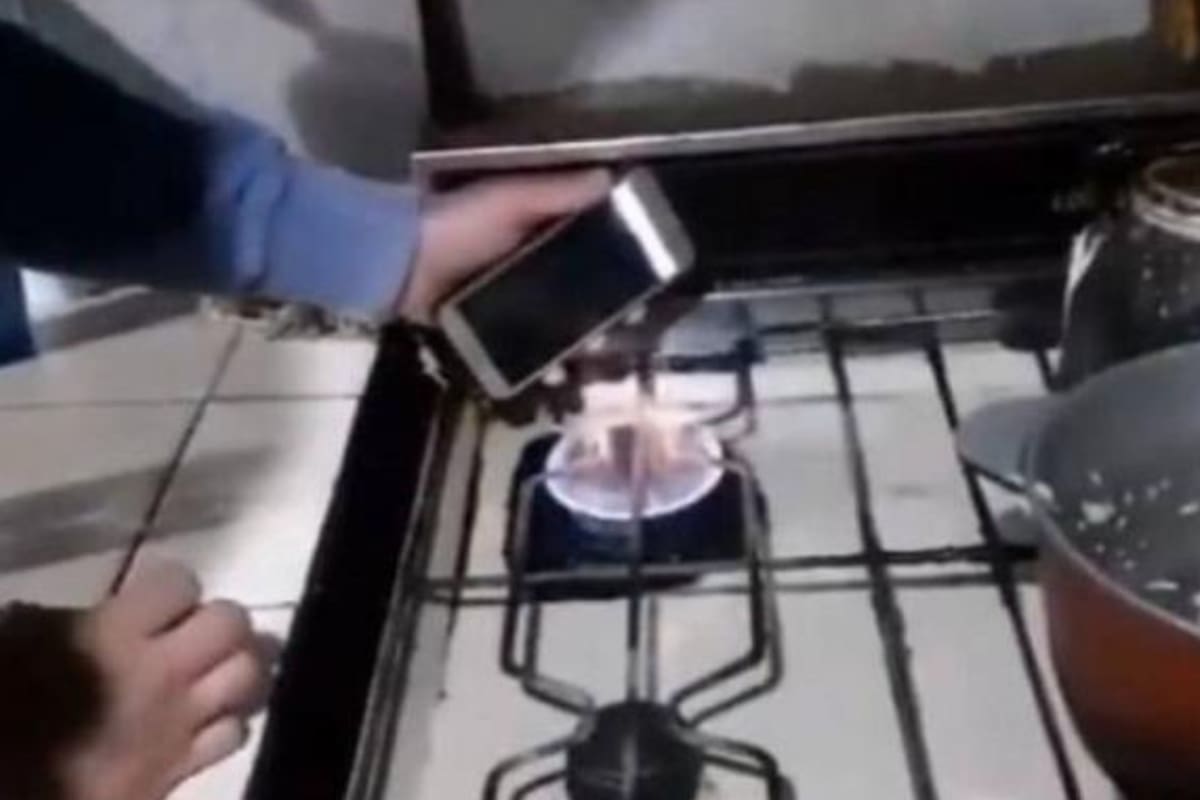 El celular "revivió" tras ponerlo cerca del fuego de una hornalla (Foto: Captura de video de X)