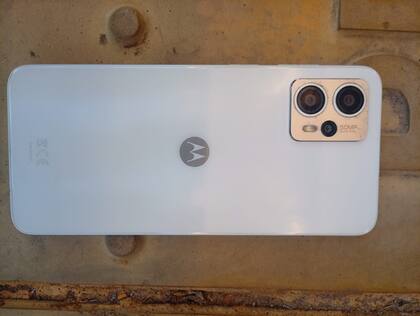 El celular robado, un equipo Motorola de carcasa blanca, recuperado por la Policía en presencia de testigos