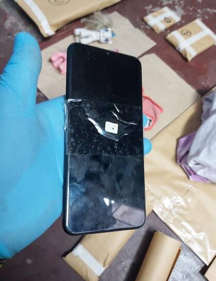 El celular usado por un hombre para fotografiar a su hija en situaciones sexuales y distribuir, luego. las imágenes en la Deep Web