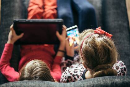 El celular y la tableta son la puerta de entrada a un mundo amplio, que requiere la guía de los padres para que no se transforme en una mala experiencia