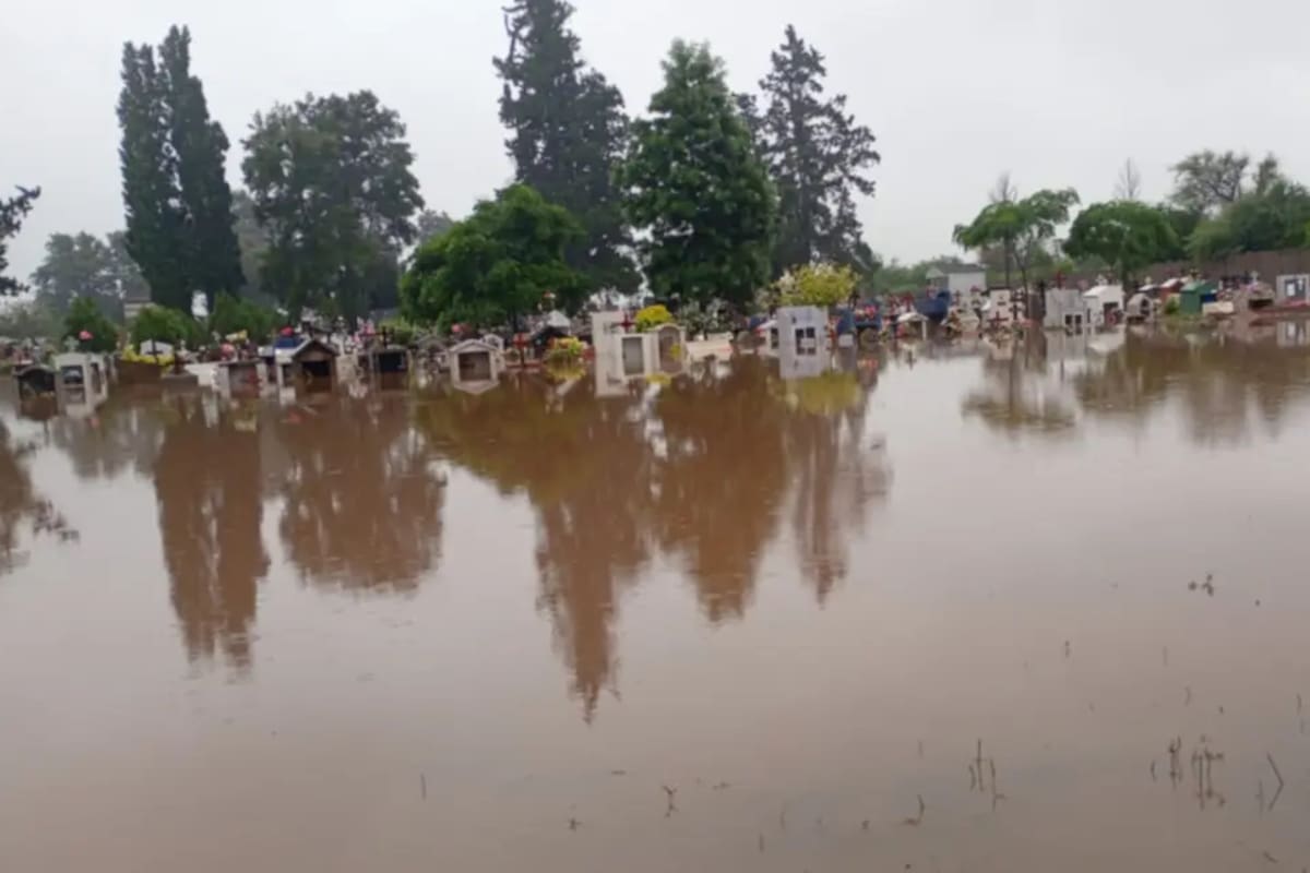 El cementerio completamente tomado por el agua