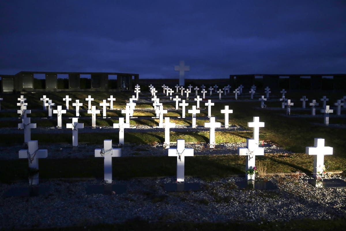 El cementerio de Darwin, en las Islas Malvinas, donde yacen los combatientes argentinos, en mayo de 2016