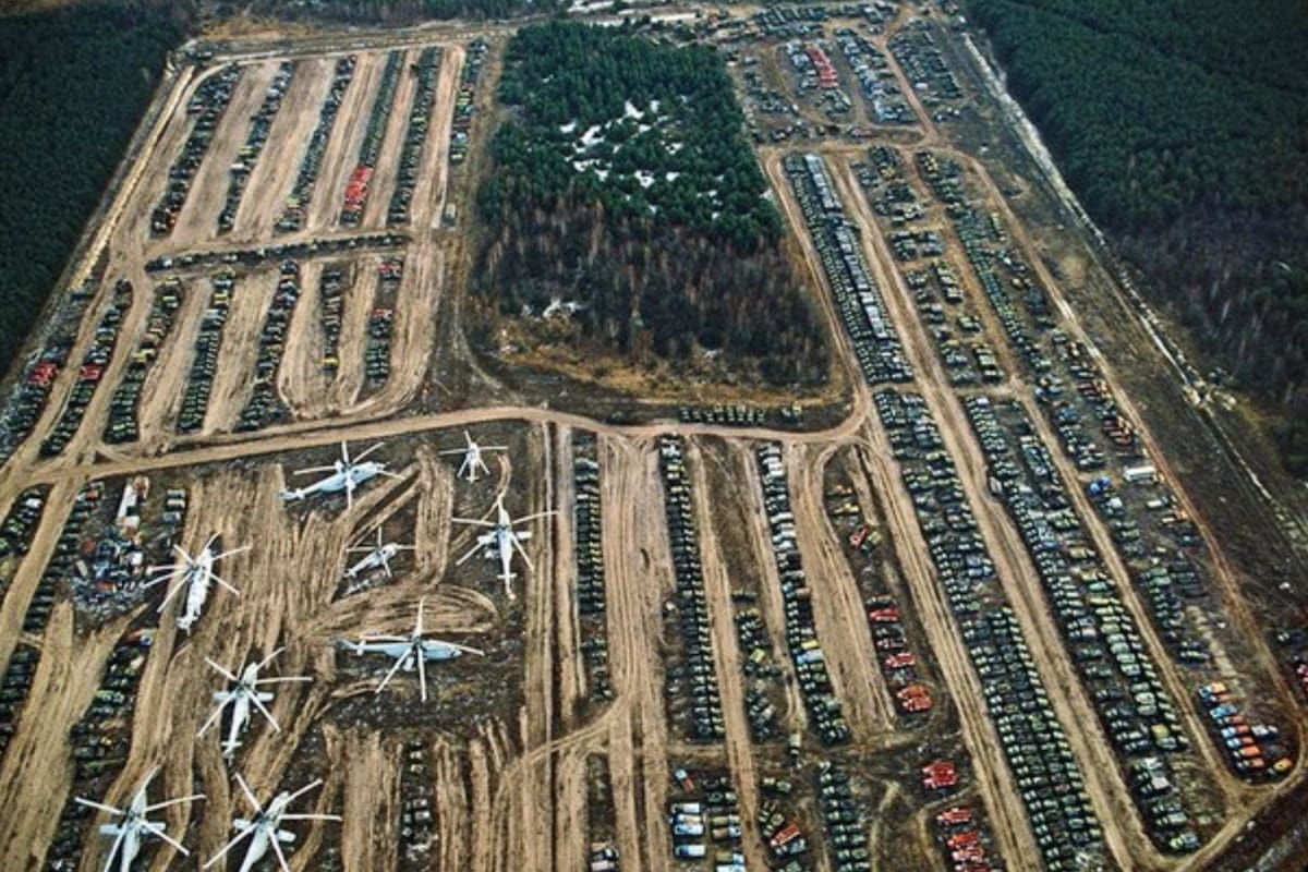 El cementerio de Rassokha, cuando todavía conservaba sus cerca de 1350 vehículos contaminados en el desastre de Chernobyl (Google)