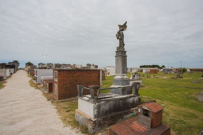 El cementerio en General Lavalle donde fueron identificados los cuerpos de Madres de Plaza de Mayo y una monja francesa. Entre los cuerpos estaba el de Azucena Villaflor, una de las fundadoras de la organización. Los militares intentaron hacer desaparecer sus cuerpos a través de los "vuelos de