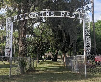 El cementerio, que ahora es propiedad de la maestra, se localiza en Ormond Beach