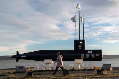 El cenotafio con los nombres de los 44 miembros del ARA San Juan, en Río Gallegos