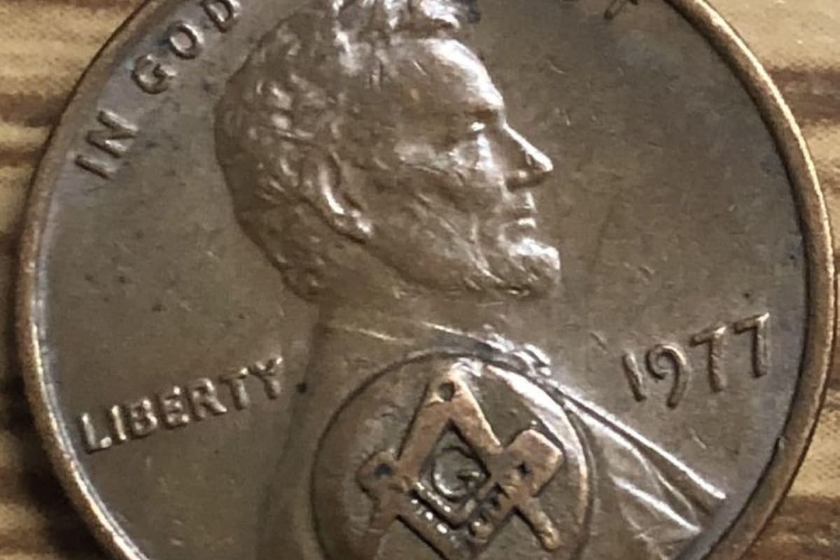 El centavo de 1977 que podría alcanzar tal valor debe tener la marca de ceca “D”, lo que indica que fue acuñado en la Casa de Moneda de Denver