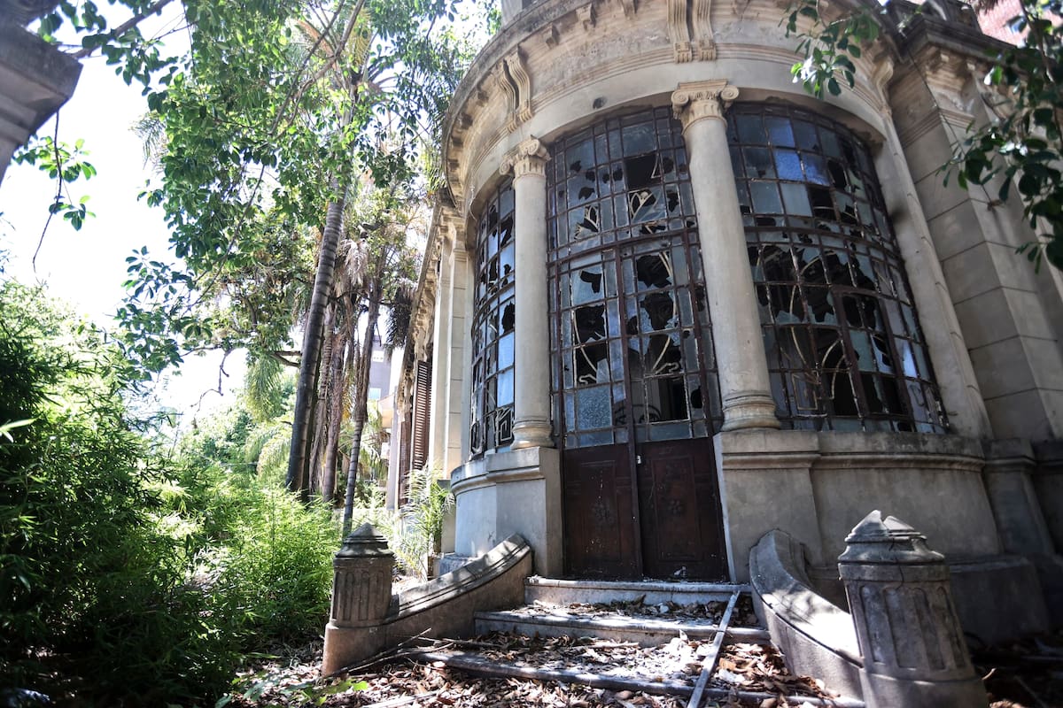 El centenario inmueble sobrevive abandonado y derruido