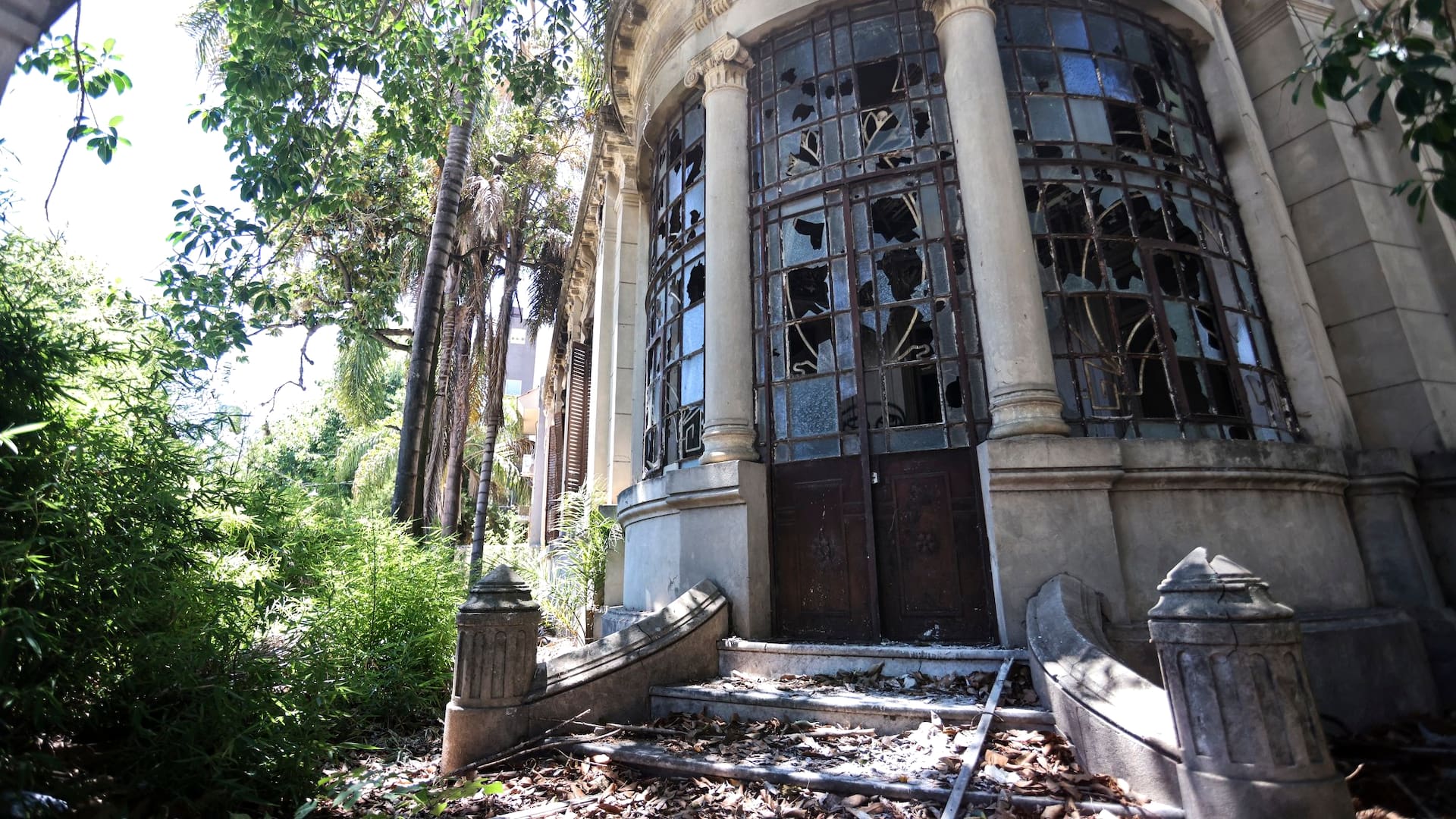 El centenario inmueble sobrevive abandonado y derruido