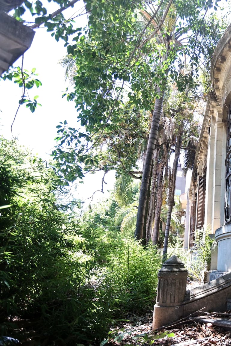 El centenario inmueble sobrevive abandonado y derruido