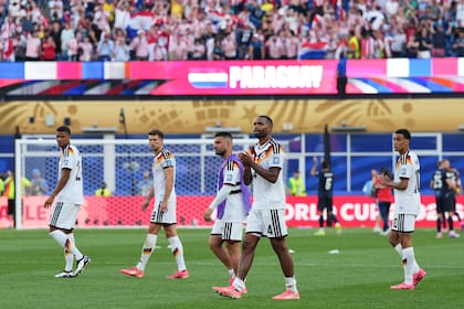 El central alemán Jonathan Tah (4) saluda a los aficionados tras la derrota por penales contra Paraguay