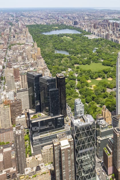 El Central Park, que se extiende de la calle 59 hasta la 110, tiene 341 hectáreas de verde, lagunas, bosques y hasta un museo