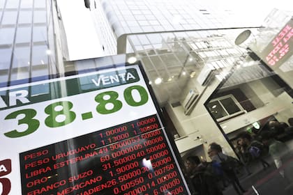 El Central volvió a sacar pesos del mercado (cerró la semana absorbiendo $105.000 millones) sin impacto en la tasa; para Sandleris, el peso aún "reacciona en exceso" ante los shocks