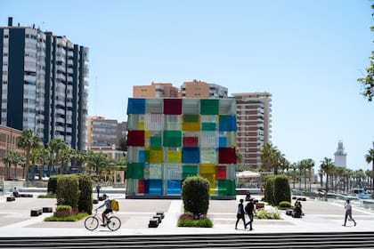 El Centre Pompidou de Málaga se levanta en el paseo marítimo con su inconfundible cubo multicolor
