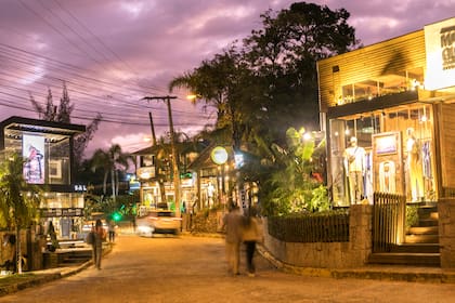 El centrinho de Praia do Rosa es una gran opción para comer bien por las noches