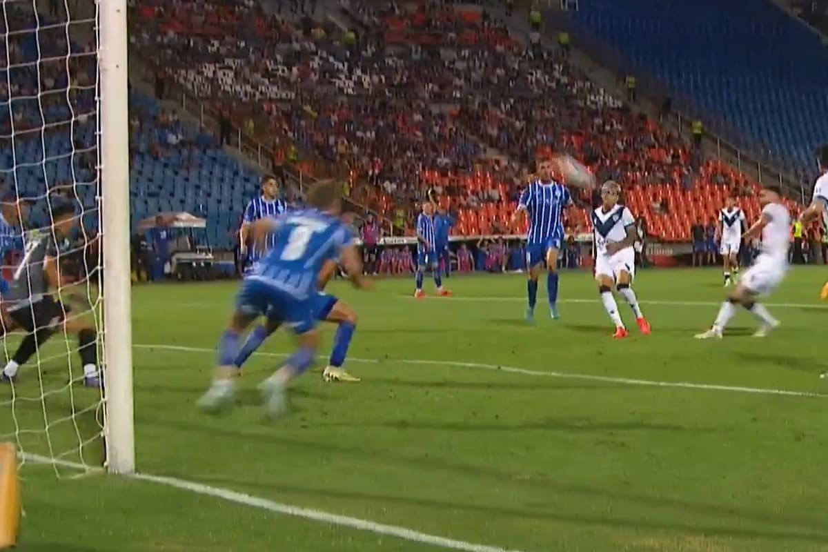 El centro atrás de Carrizo al punto penal lo encuentra de frente al remate de Jalil Elías, pero se fue demasiado elevado: fue una chance clara para Vélez