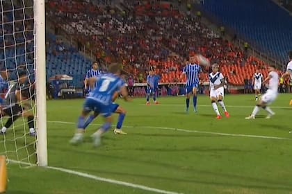 El centro atrás de Carrizo al punto penal lo encuentra de frente al remate de Jalil Elías, pero se fue demasiado elevado: fue una chance clara para Vélez